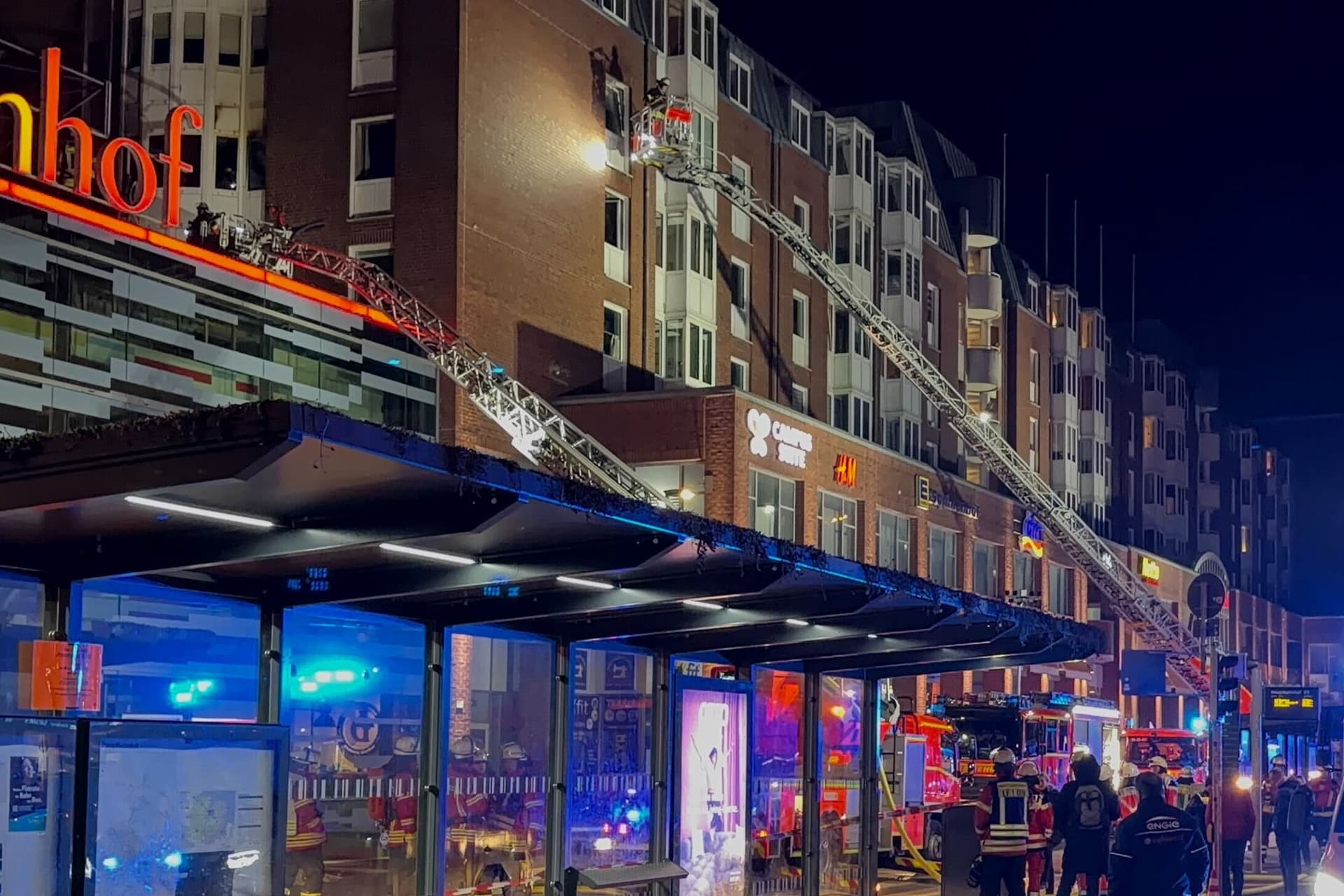 Brand in Wohnung über Einkaufszentrum in Kiel – Hilfeschreie