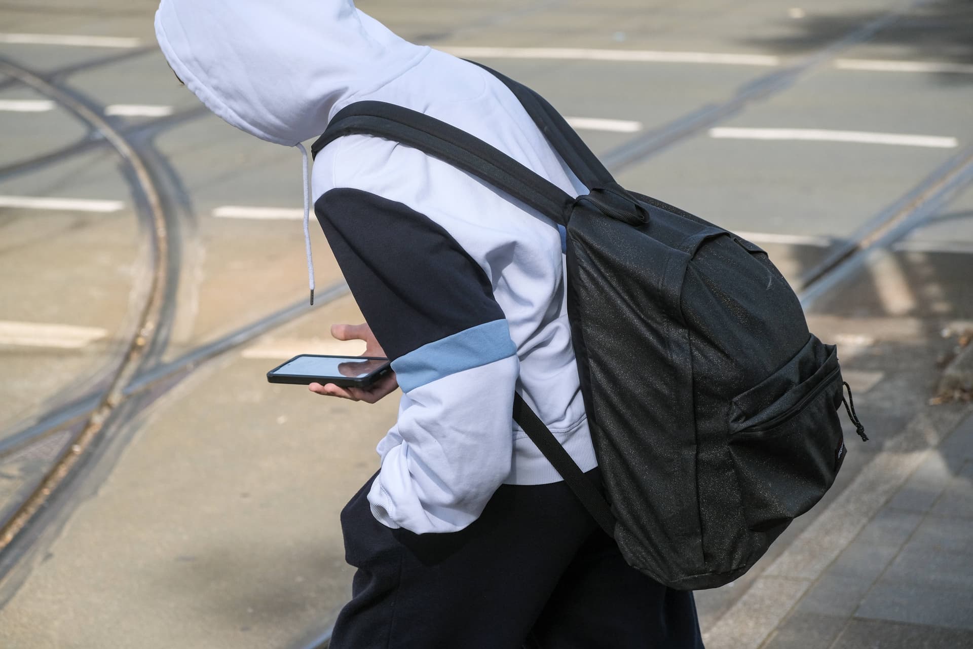 Wegen Mobbing, Mogeln, Pornos: Handy-Verbot an Schulen in England geplant