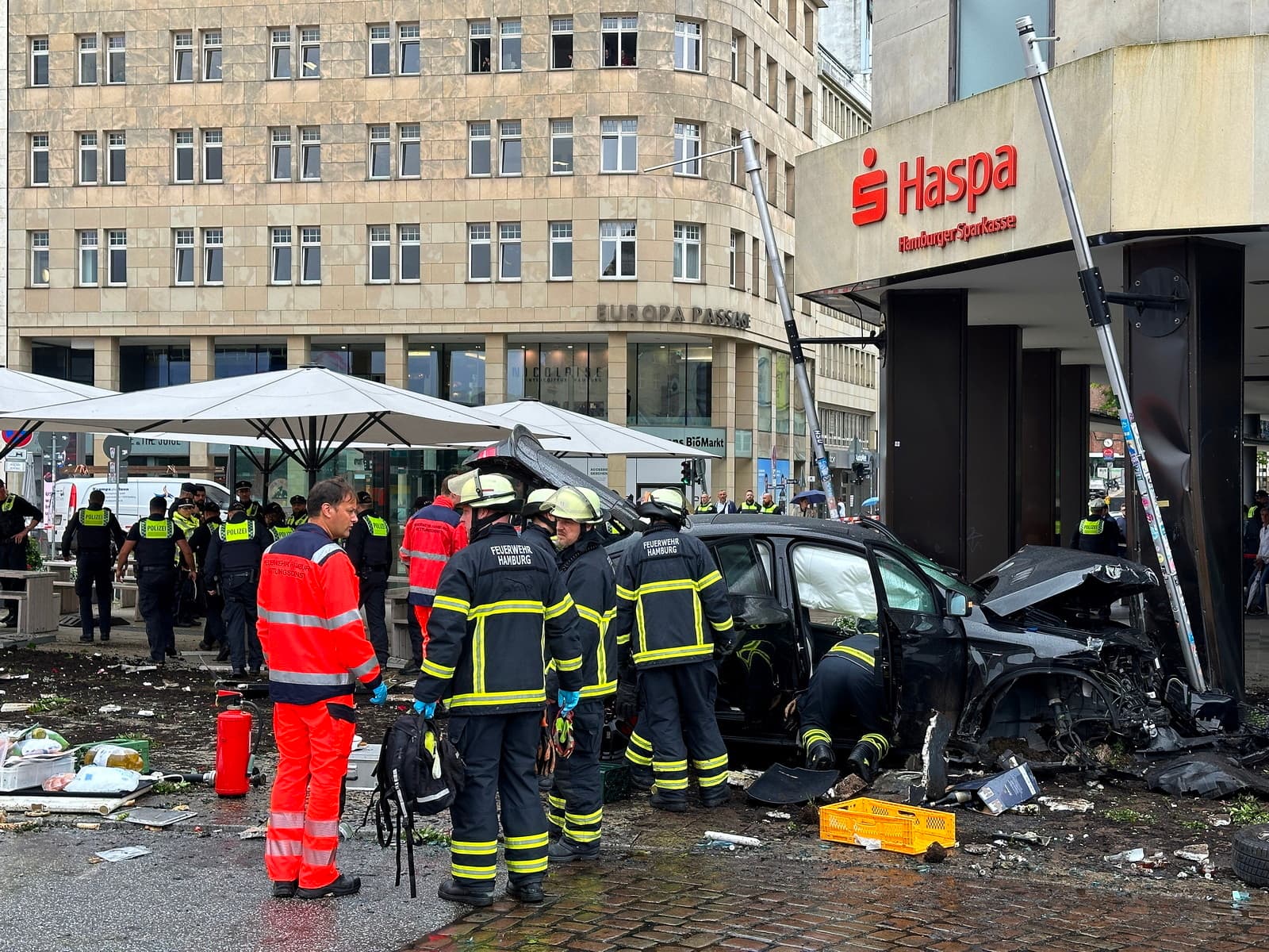 Auto rast in Sparkasse! Schwerverletzter und Verletzte in Hamburg