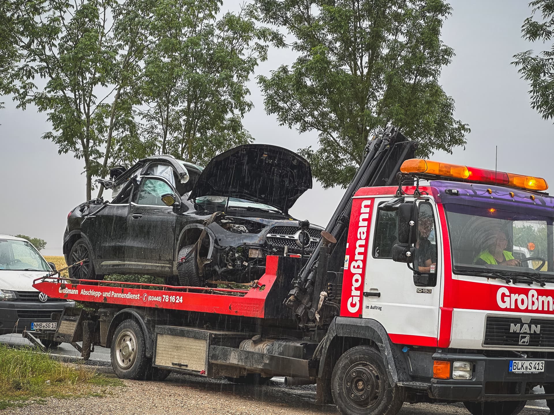 Auto fliegt aus Kurve und stürzt Hang hinab: Drei junge Leute sterben bei schwerem Unfall in Sachsen-Anhalt