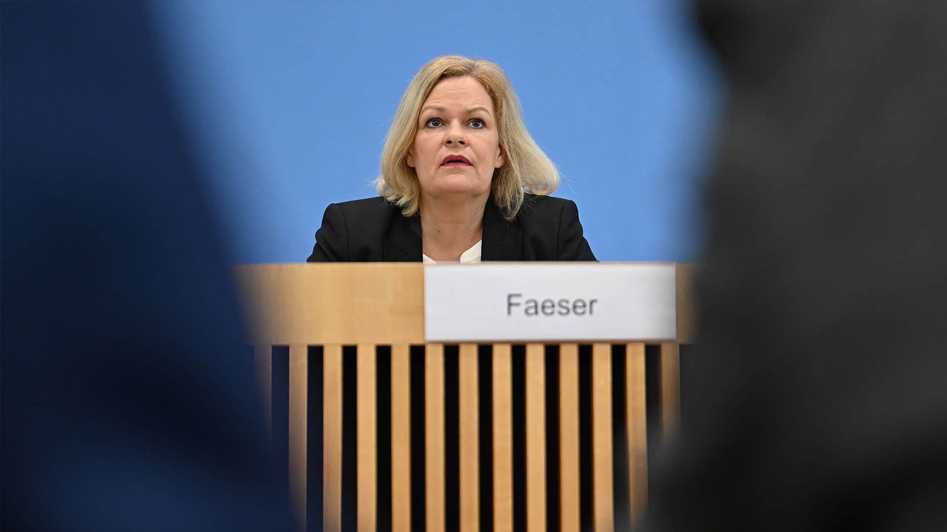 Was Faeser mit diesen 3 Sätzen zur Gewalt in Deutschland sagen will … und welchen entscheidenden Satz die Innenministerin nicht gesagt hat