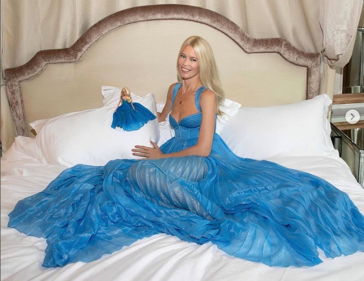 Alles aus Plastik! Claudia Schiffer präsentiert eigene Barbie-Puppe