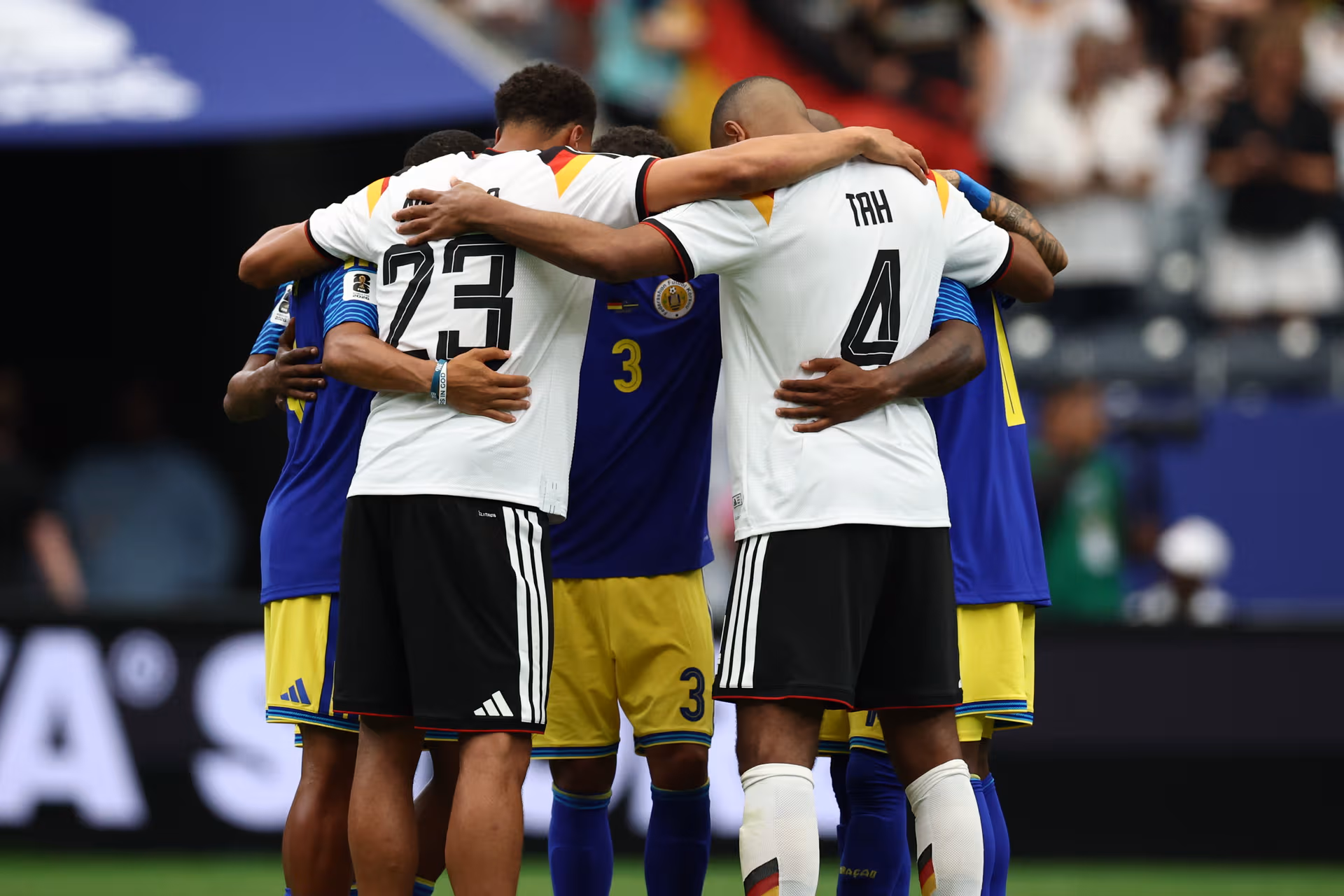 „Wir sind alle Christen, wir sind alle Brüder“: Darum beteten Nmecha und Tah zusammen mit Spielern von Curaçao