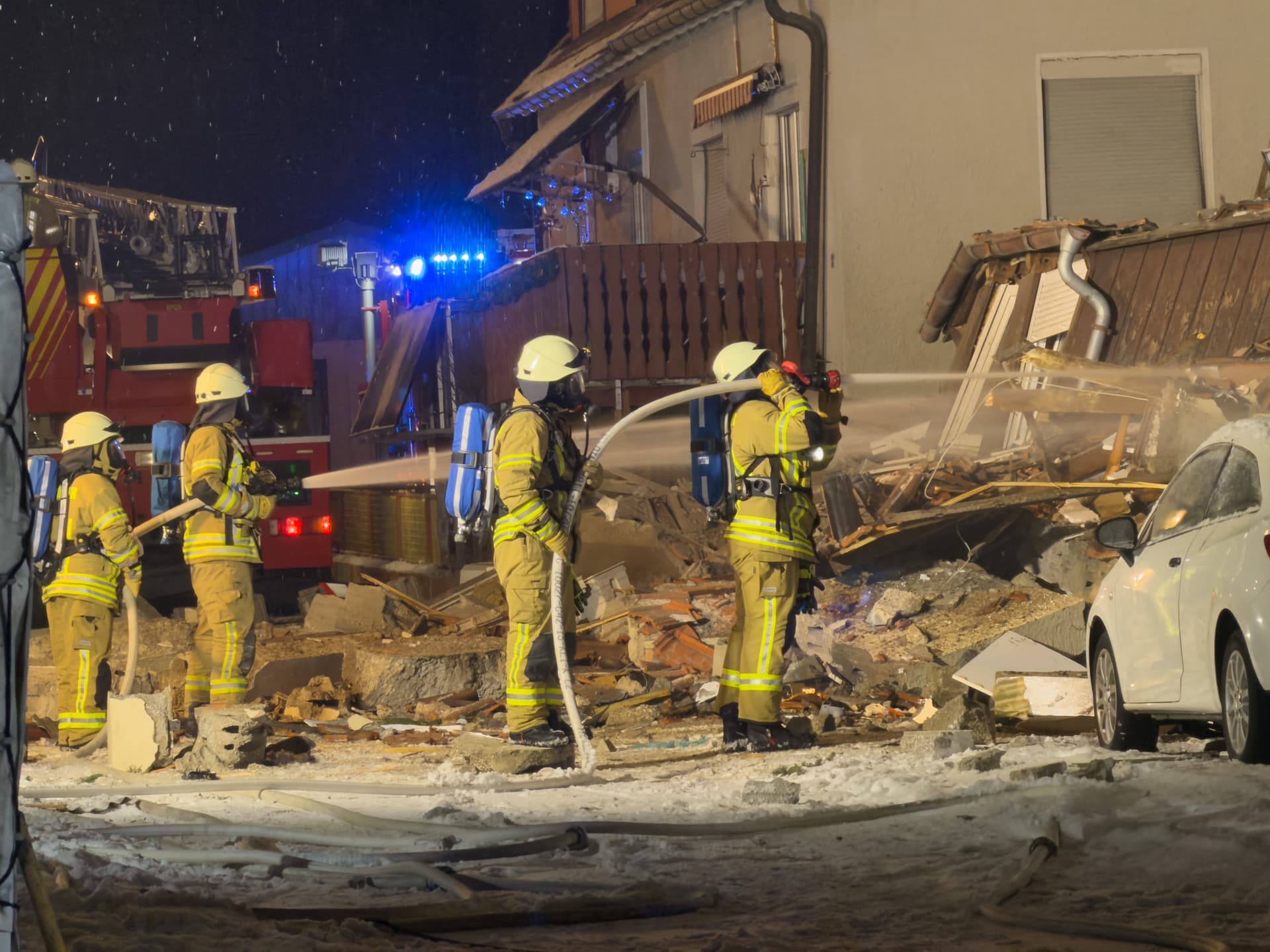 Opfer sind 33, 30 und 6 Jahre alt: Dreiköpfige Familie stirbt bei Wohnhaus-Einsturz in Baden-Württemberg