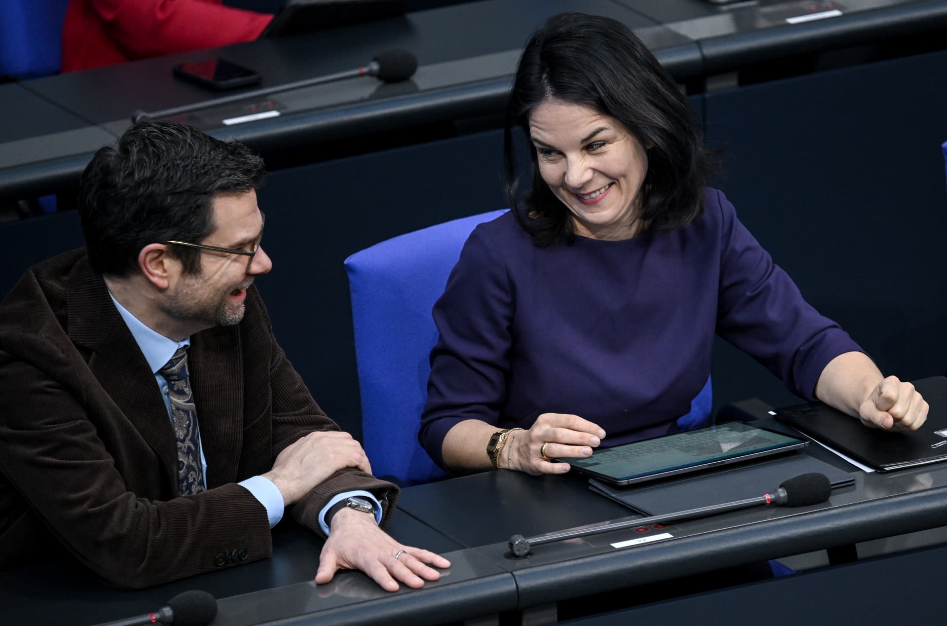 Baerbock fehlt besonders gern, FDP kriegt Fleiß-Bienchen: So oft schwänzen Politiker den Bundestag
