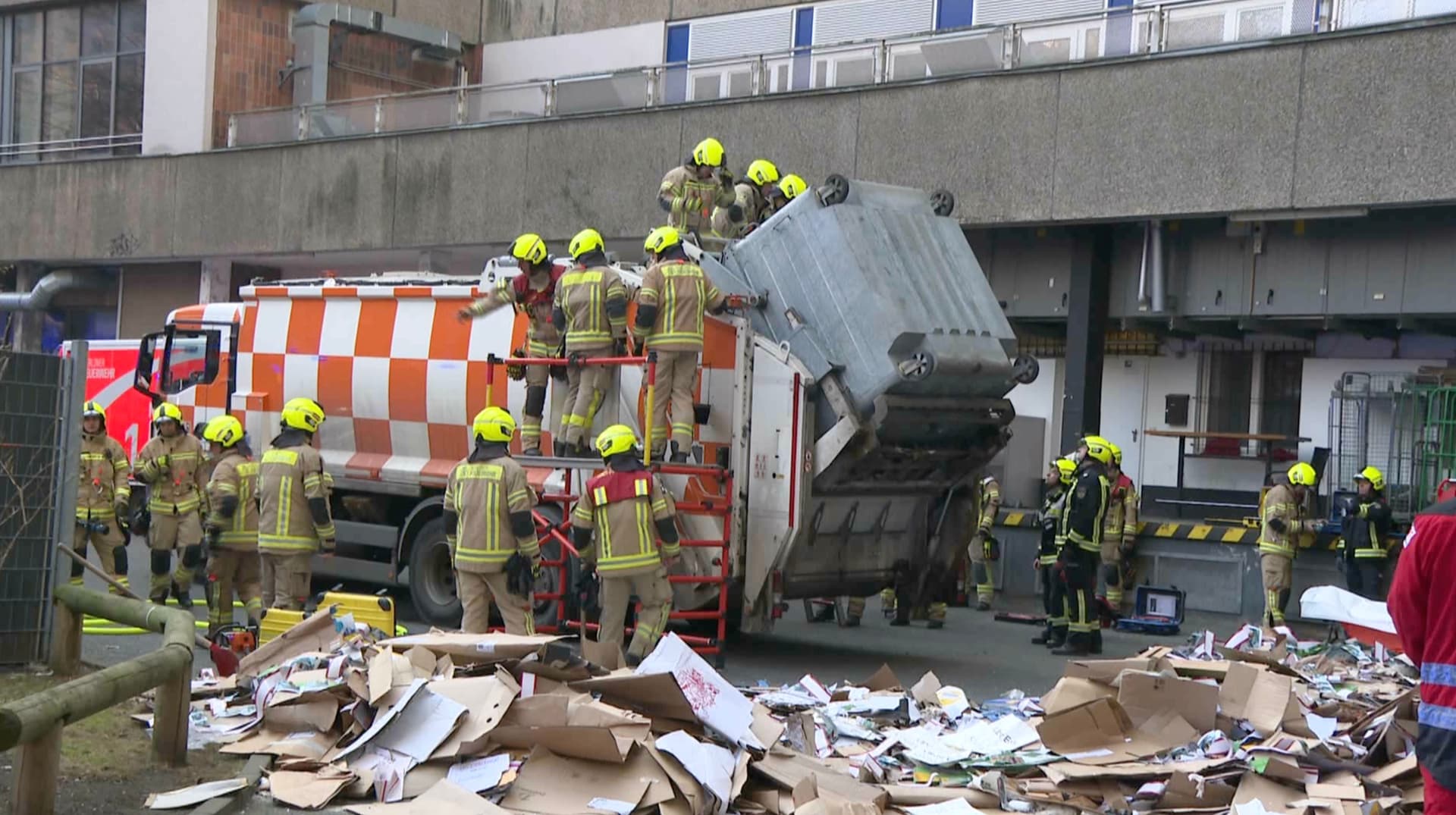 Er schlief in einem Müllcontainer: Mann wird in Berlin von Presse zerquetscht und stirbt