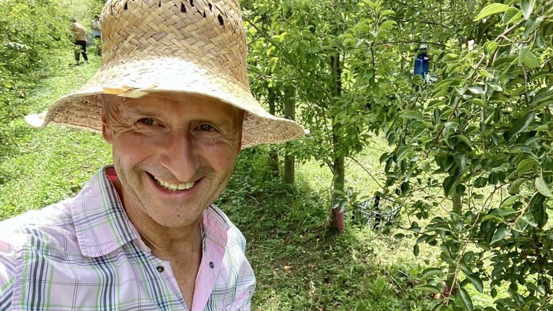VW wankt und Ex-Chef Diess grüßt grinsend unterm Sonnenhut