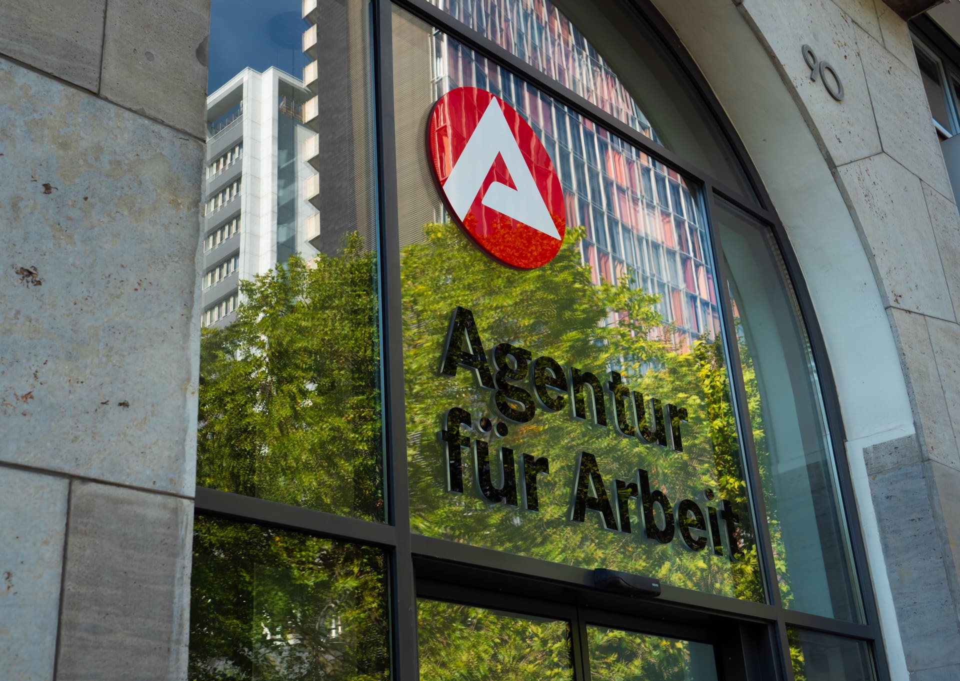 Neun Jahre nach Grenzöffnung bezieht noch immer die Hälfte der Syrer in Deutschland Bürgergeld