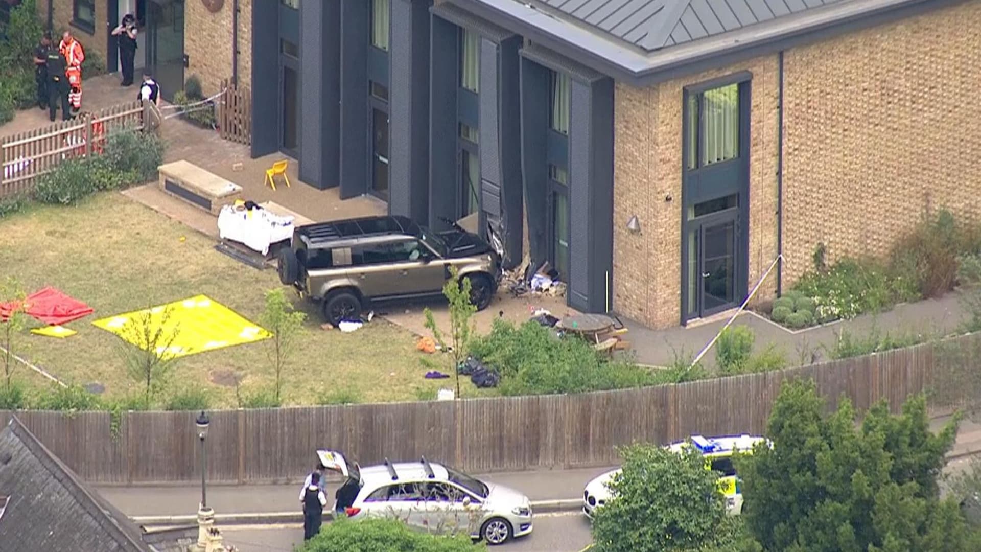 Wimbledon-Horror! Auto rast in Grundschule: Mädchen tot!
