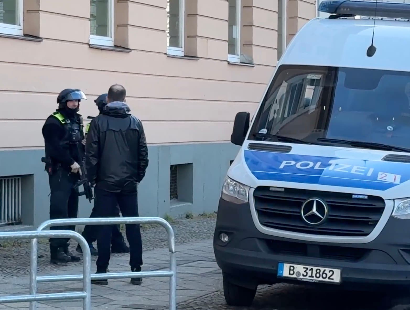 Messerangriff an Berliner Schule: 15-Jähriger auf der Flucht