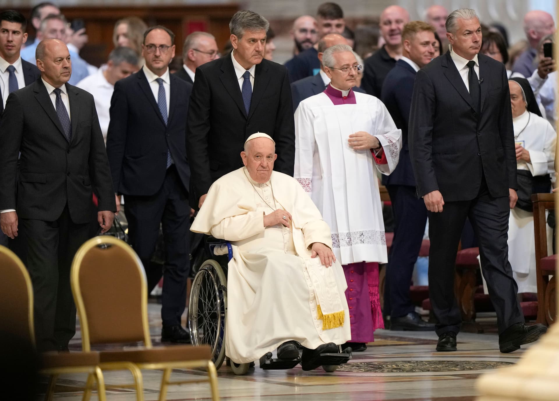 Sorge um Papst Franziskus: Not-OP unter Vollnarkose