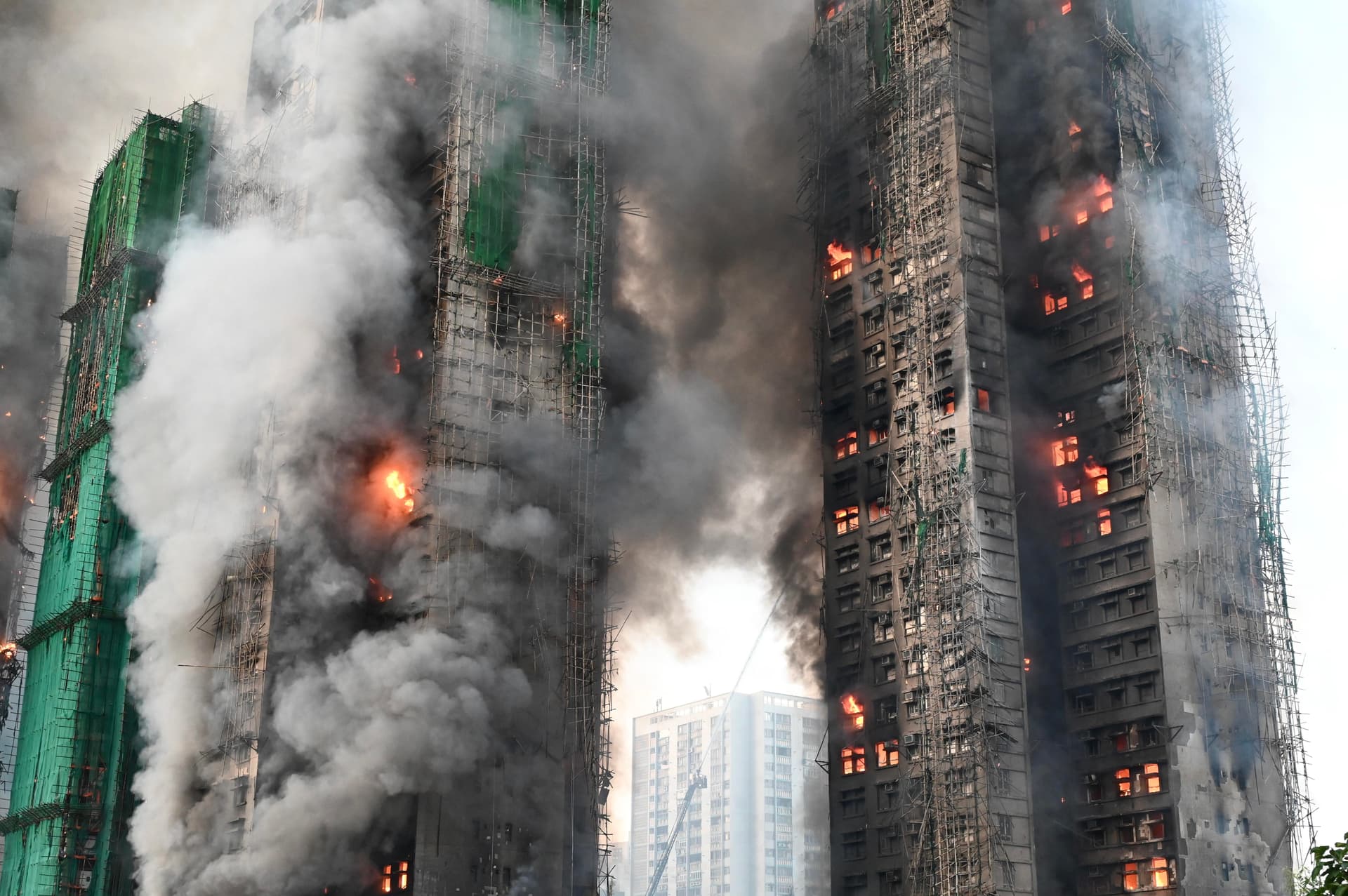 Dramatische Bilder: Mindestens vier Tote nach Hochhaus-Brand in Hongkong