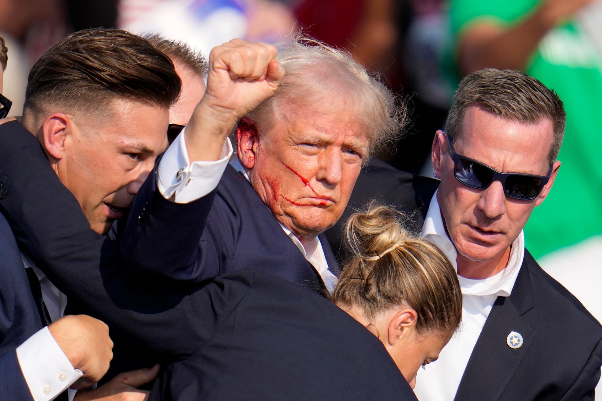 Nur Stunden nach Attentat: Trump kämpft weiter – und fliegt zu nächstem Parteitag