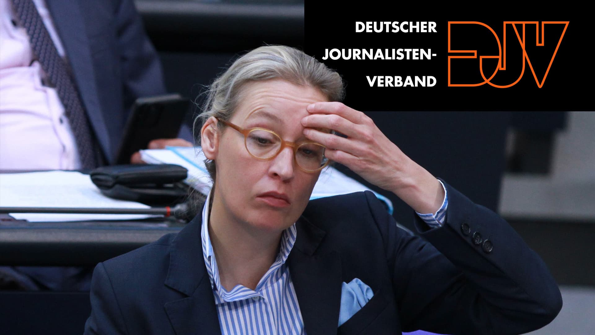„Wie auf Zigarettenschachteln“: Journalistenverband will Warnhinweis bei AfD-Berichterstattung