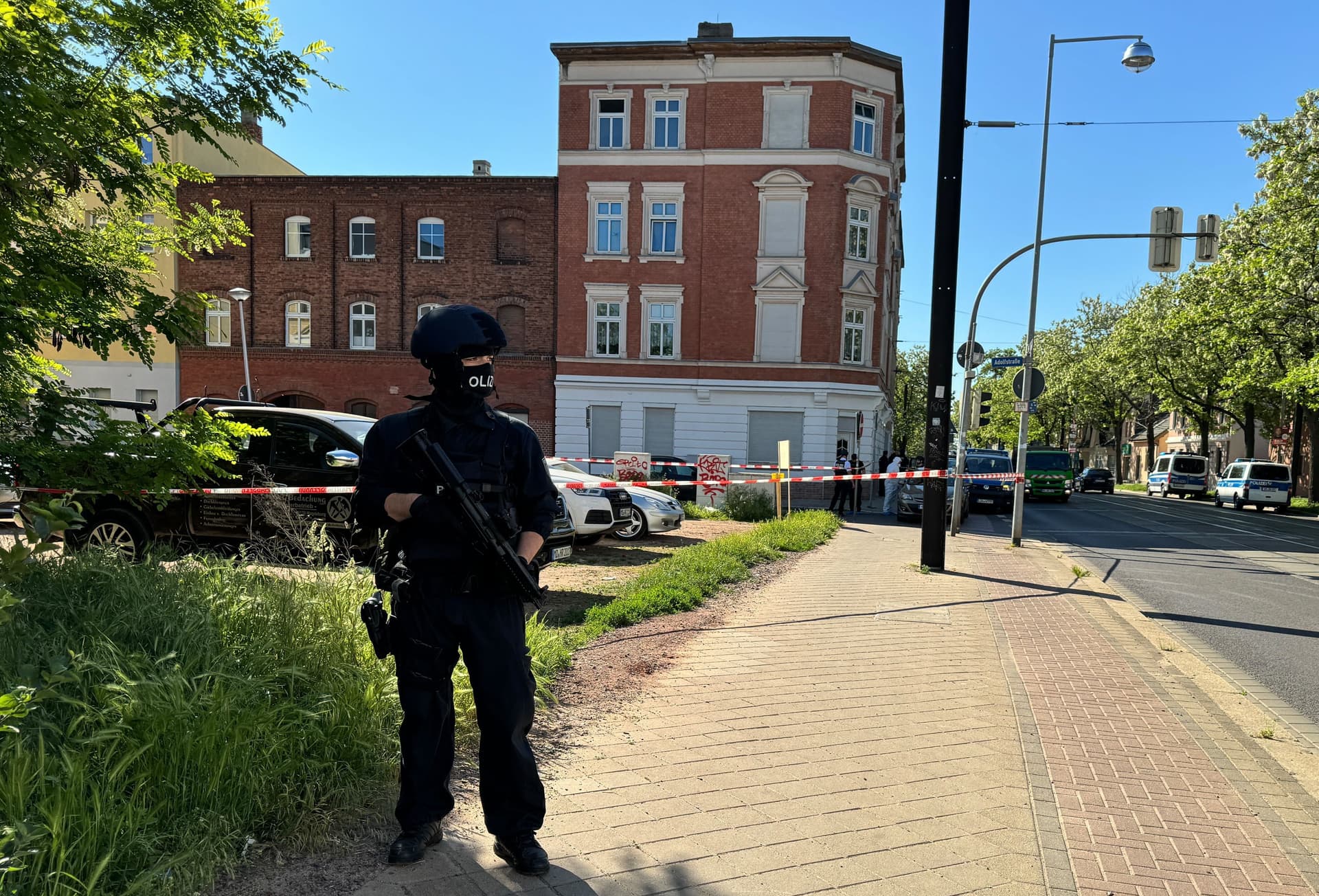 Frau niedergeschossen! Polizei sucht mit Maschinenpistolen nach Täter