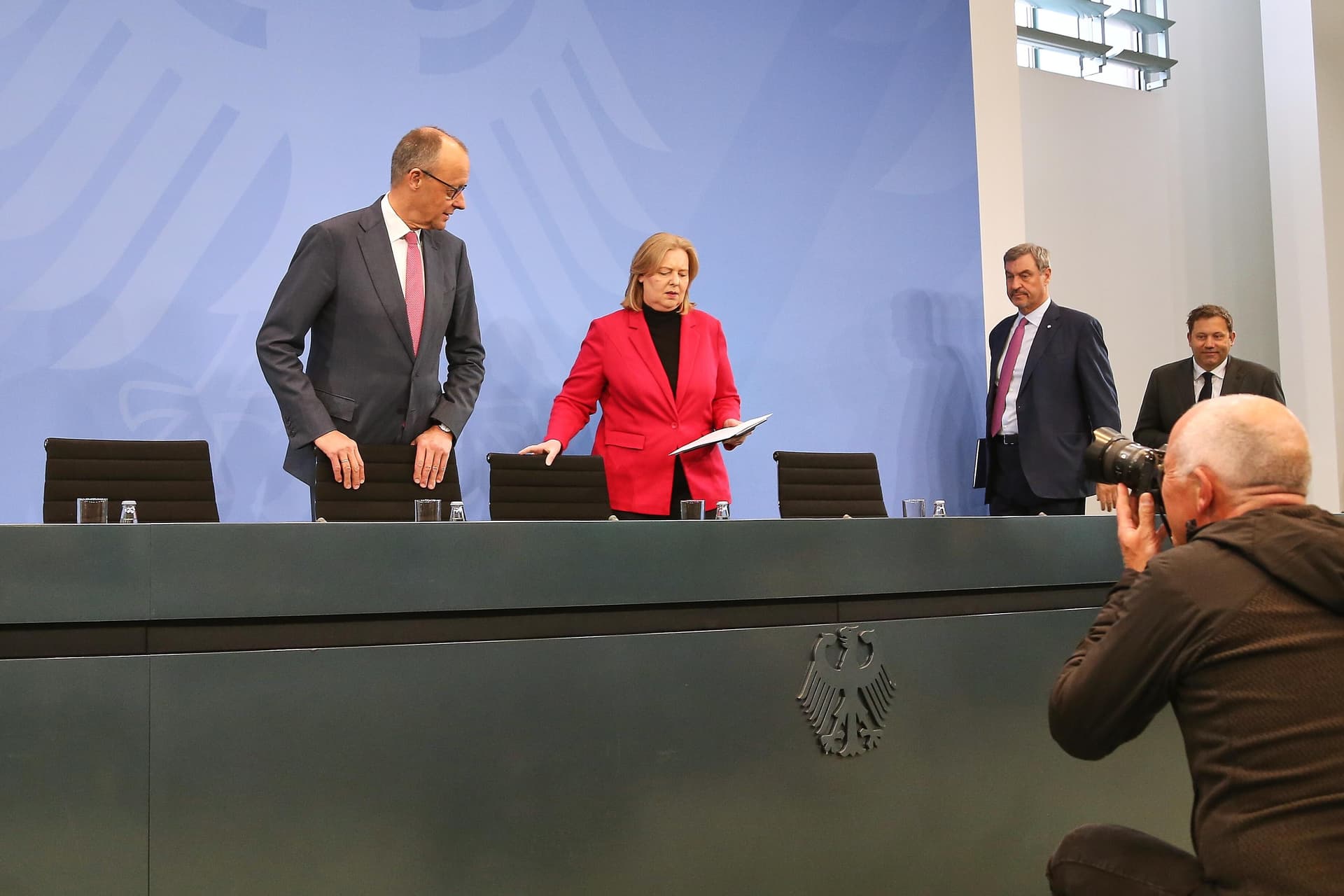 „Migrationswende“ und Einwanderung ins Sozialsystem: Riesen-Mehrheit glaubt Bas und Merz nicht