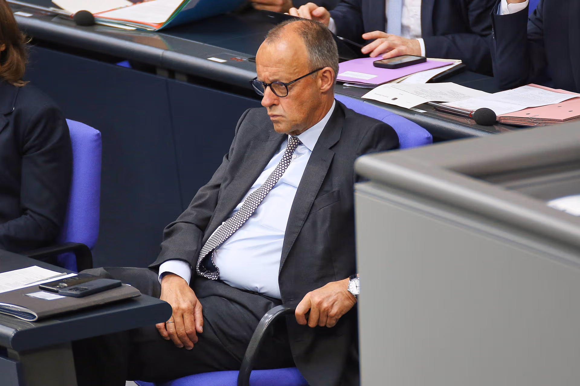 Neuer Koalitionsstreit um EU-Gehaltsrichtlinie! Unionsfraktion fordert: Kanzler Friedrich Merz soll neue Bürokratie-Offensive stoppen
