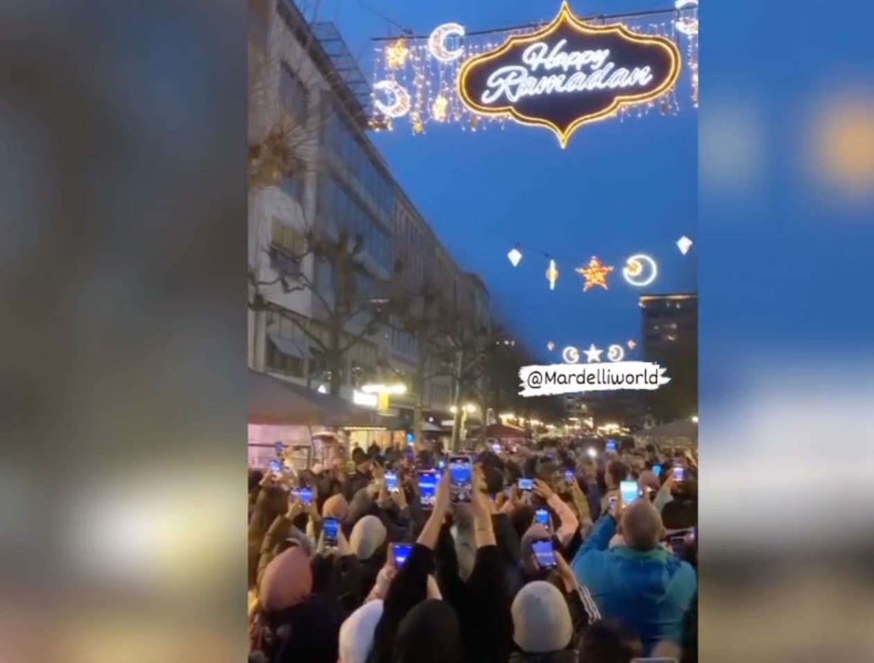Mit „Allahu Akbar“-Rufen und Kopftüchern: Frankfurt knipst Ramadan-Beleuchtung an