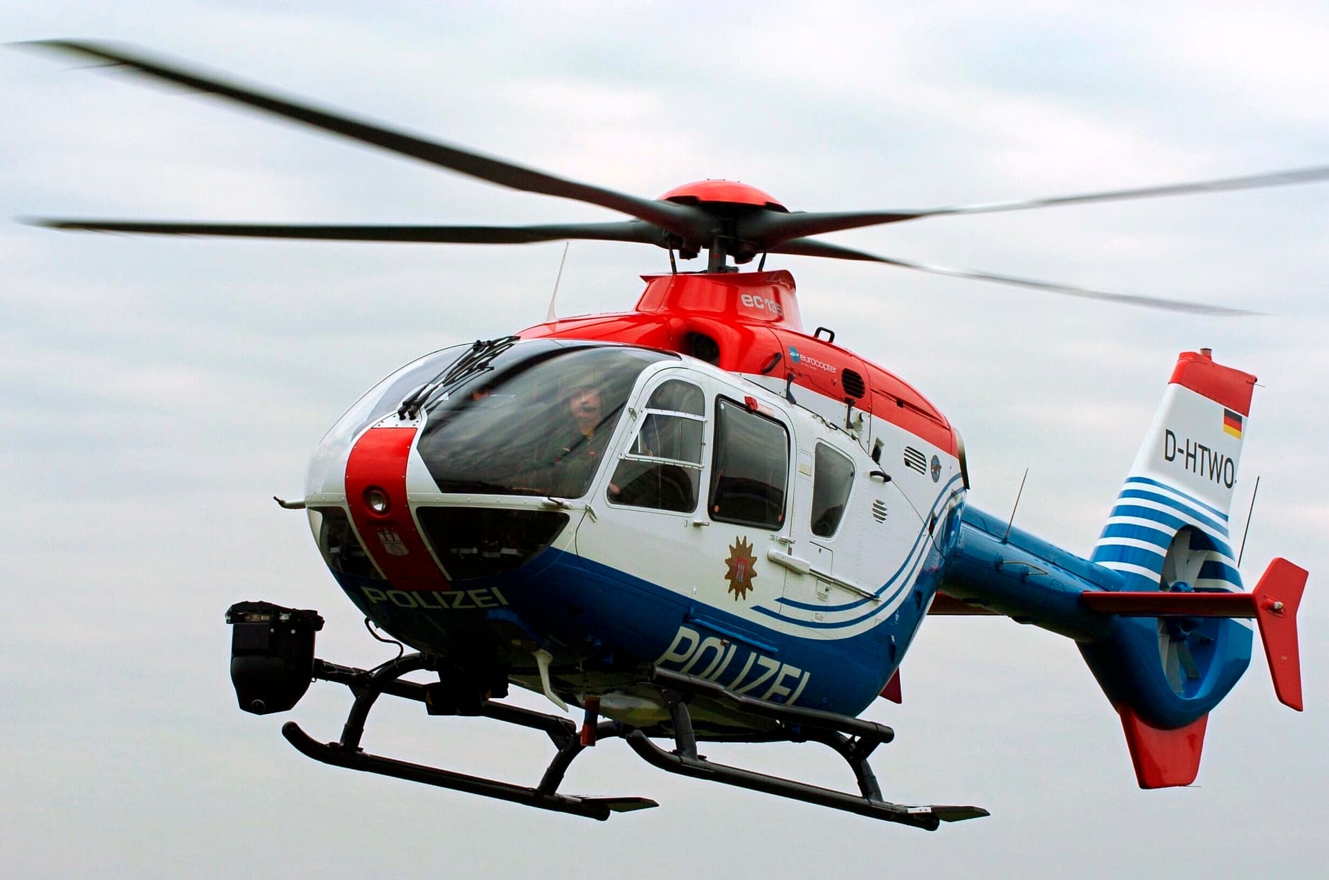 Blutiger Messer-Angriff bei Hamburger Kneipe: Polizei sucht Täter mit Hubschrauber