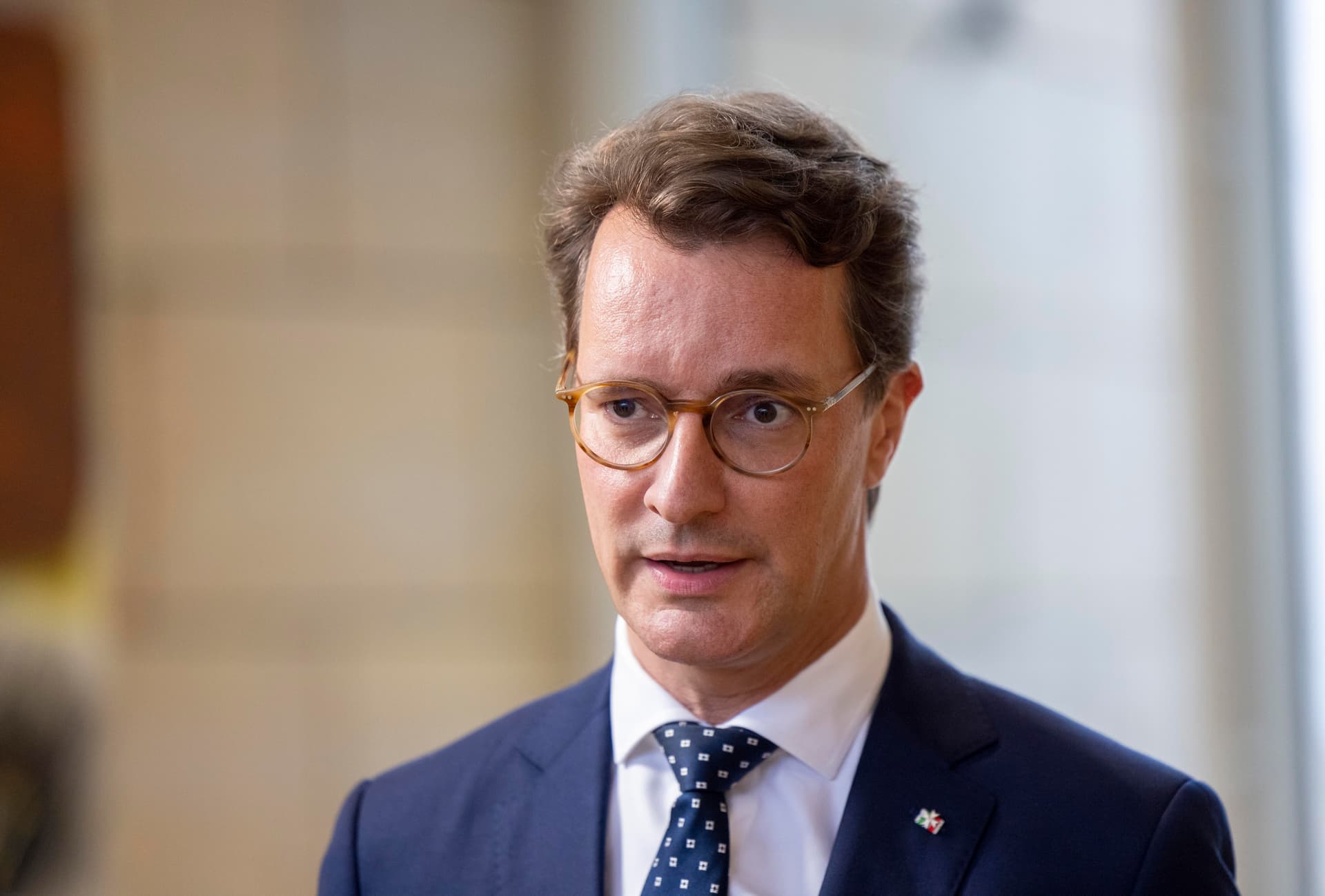Zahnarzt-Zoff: NRW-Ministerpräsident Wüst verteidigt CDU-Chef Merz