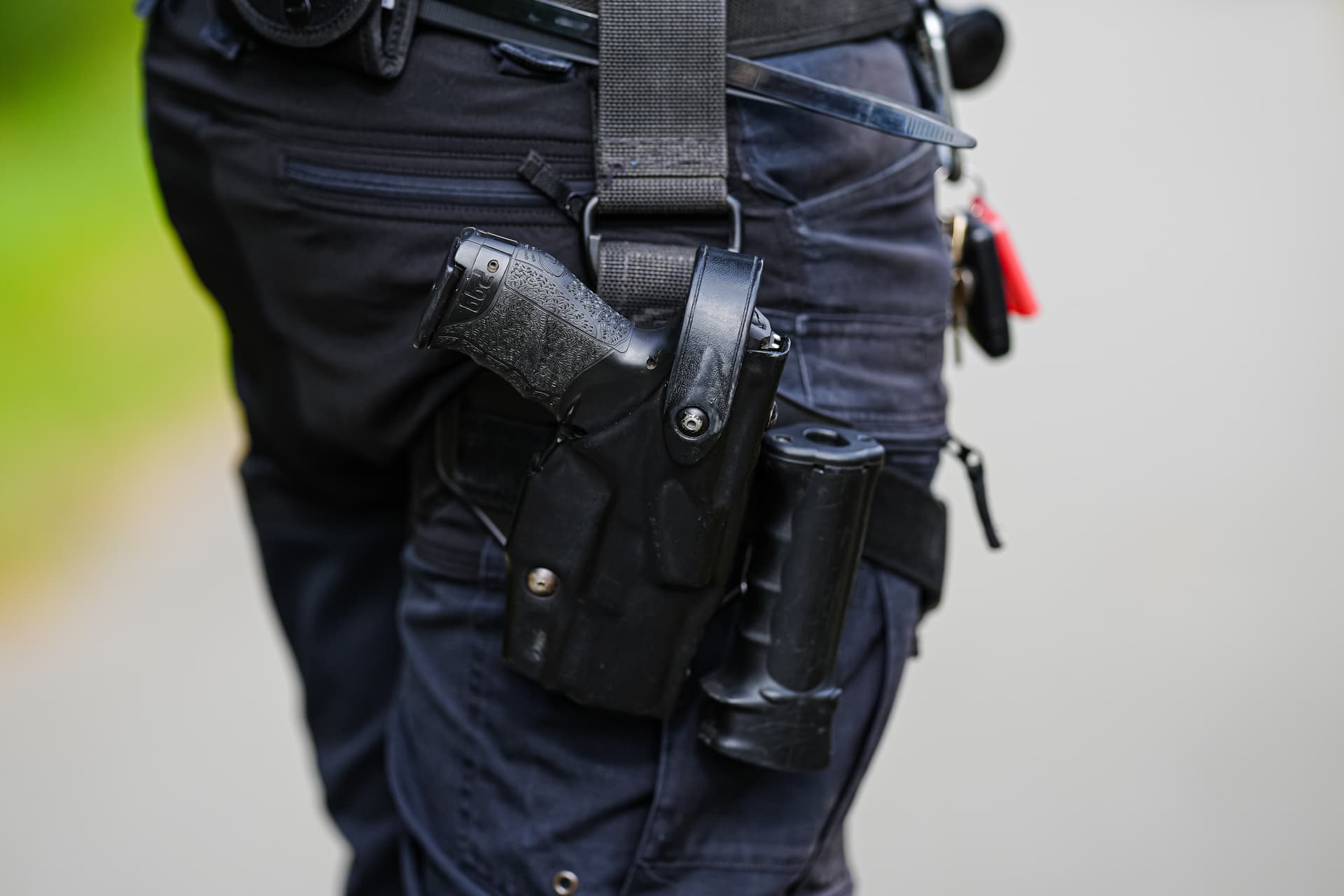 Sturmgewehre, Maschinenpistolen, Tellerminen: Razzia gegen mutmaßliche illegale Waffenhändler in Remscheid