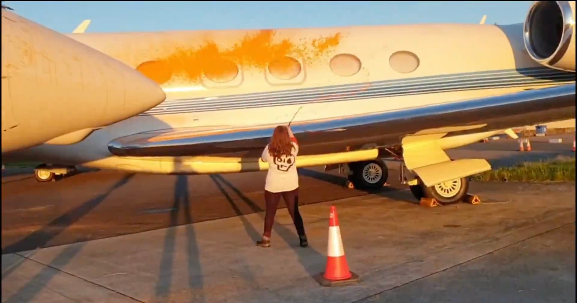 Privatjets angesprüht: Klima-Chaoten nehmen Pop-Beauty Taylor Swift ins Visier