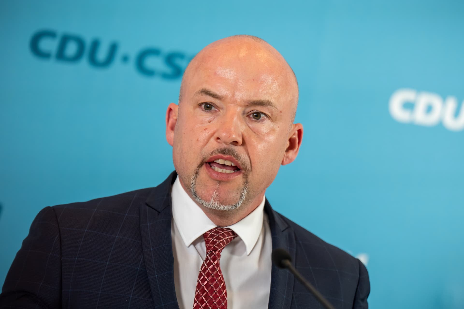 CSU-Politiker unterstellt Inszenierung durch Asylhelfer – Pro Asyl weist Vorwürfe zurück