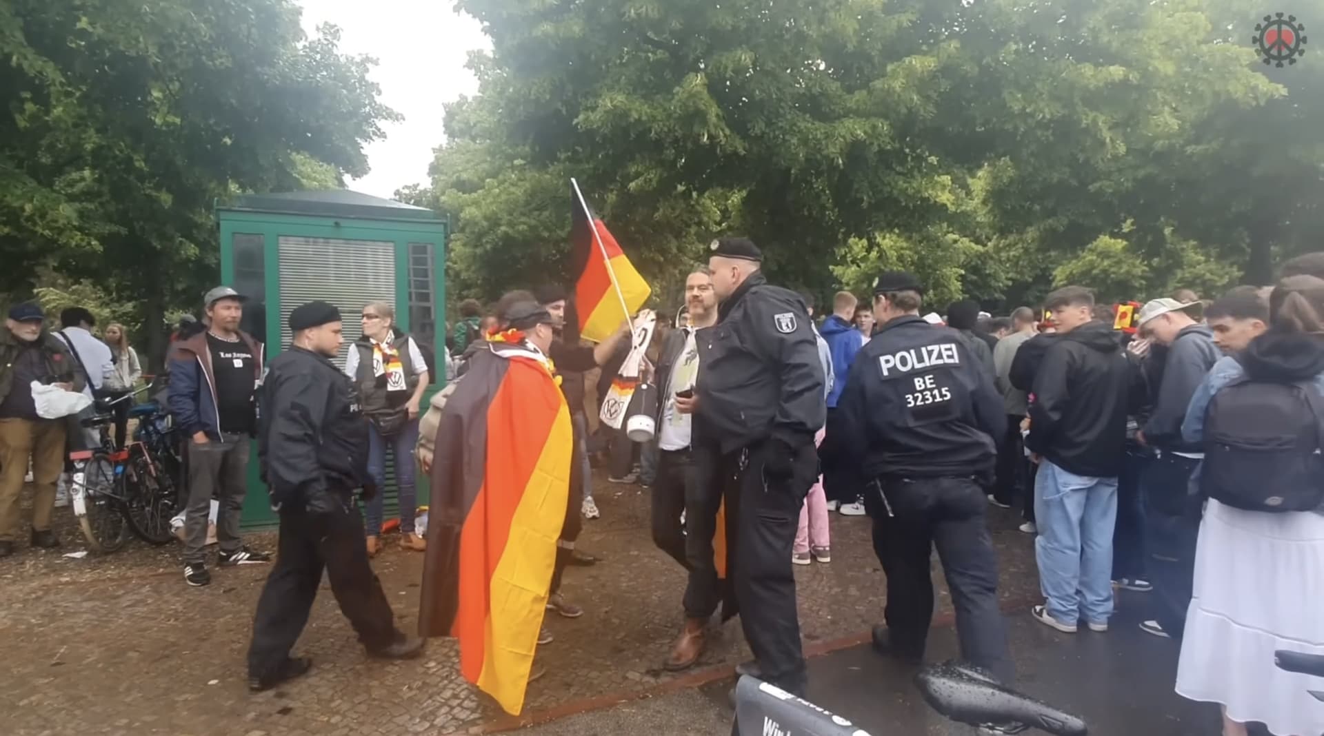 Polizei führt Captain Future ab, weil er „Döp dödö döp“ vor der Fanmeile anstimmt